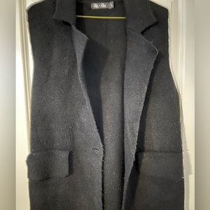 Sleeveless long coat. Size large. Great spring jacket. Light weight.